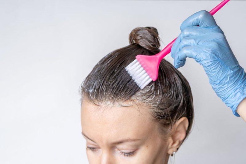 Stylowe fryzury na siwe odrosty