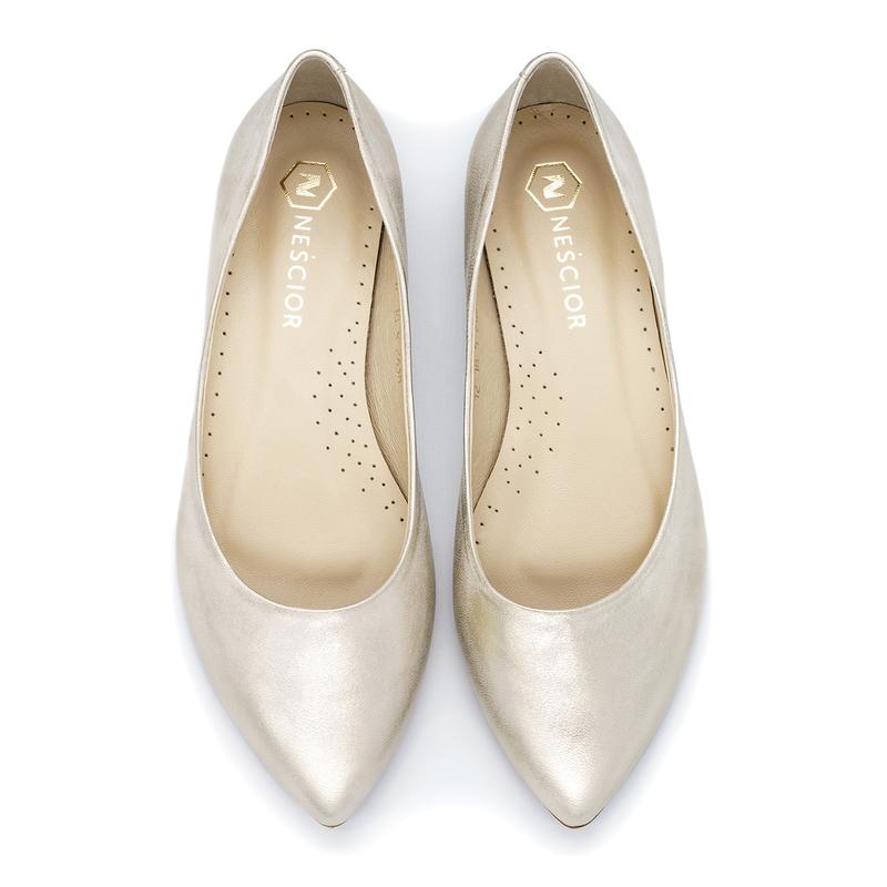 Złote baleriny – sposób na wyjątkowe stylizacje w Twojej codziennej garderobie