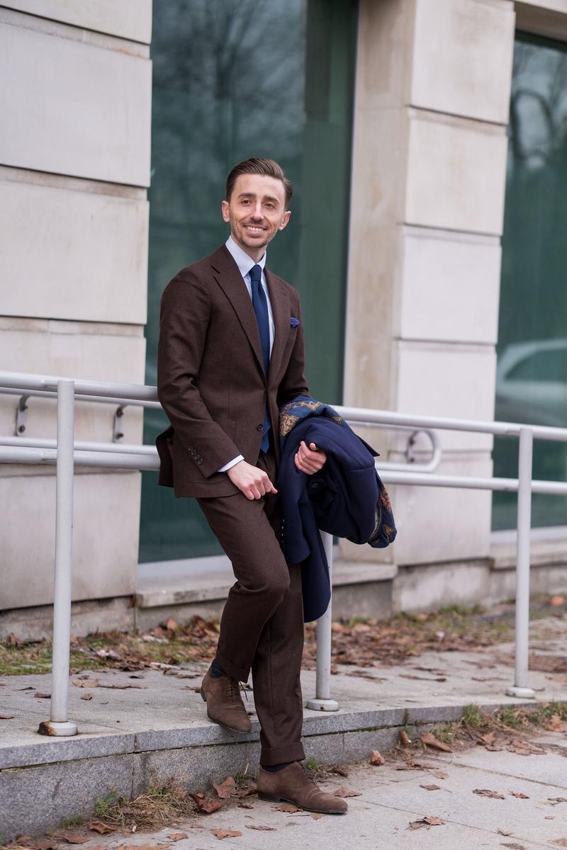 Stylizacje z brązowymi butami