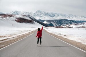 Idealny płaszcz do brązowych butów – odkryj kolory i style, które zachwycą!