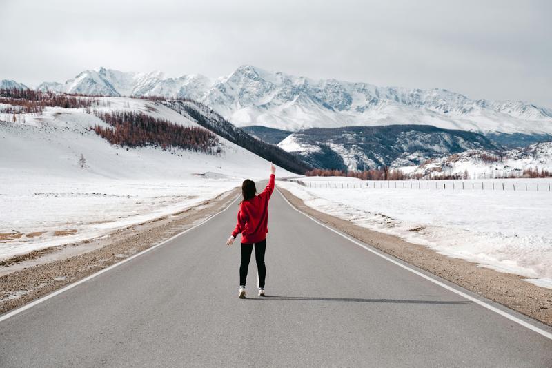 Idealny płaszcz do brązowych butów – odkryj kolory i style, które zachwycą!