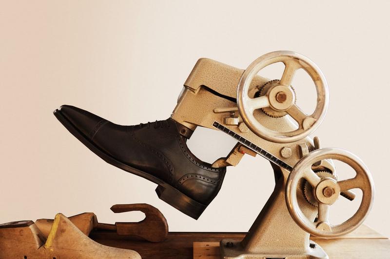 Jak skutecznie rozciągnąć skórzane buty bez ich niszczenia?