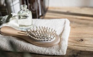 Skuteczne metody na czyszczenie szczotki do włosów, które musisz znać