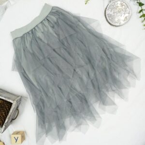 Szarą spódnicę tiulową stylizuj z klasą na każdą okazję