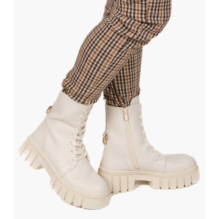 Jak nosić jasne trapery na co dzień