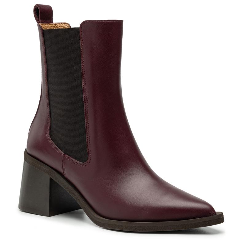 Bordowe botki w roli głównej: pomysły na modne i stylowe stylizacje