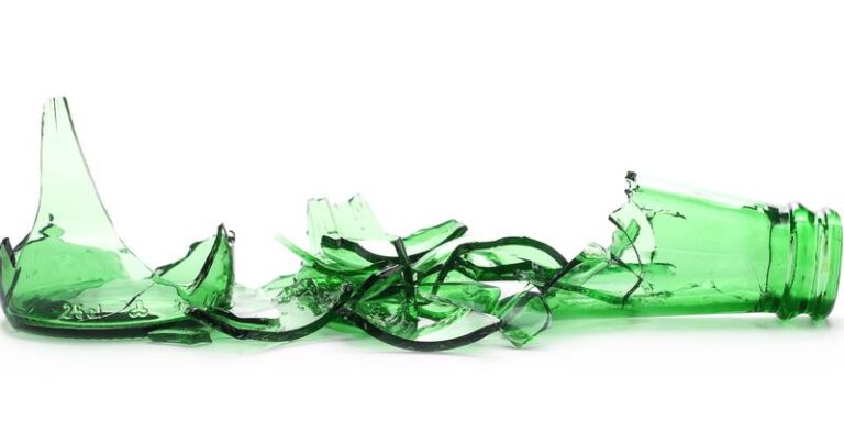 Jak odpowiedzialnie pozbywać się szklanych opakowań po kosmetykach, aby nie szkodzić?