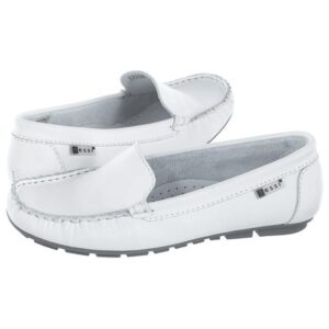 Odkryj stylizacje z białymi mokasynami damskimi, które zachwycą niejedną fashionistkę