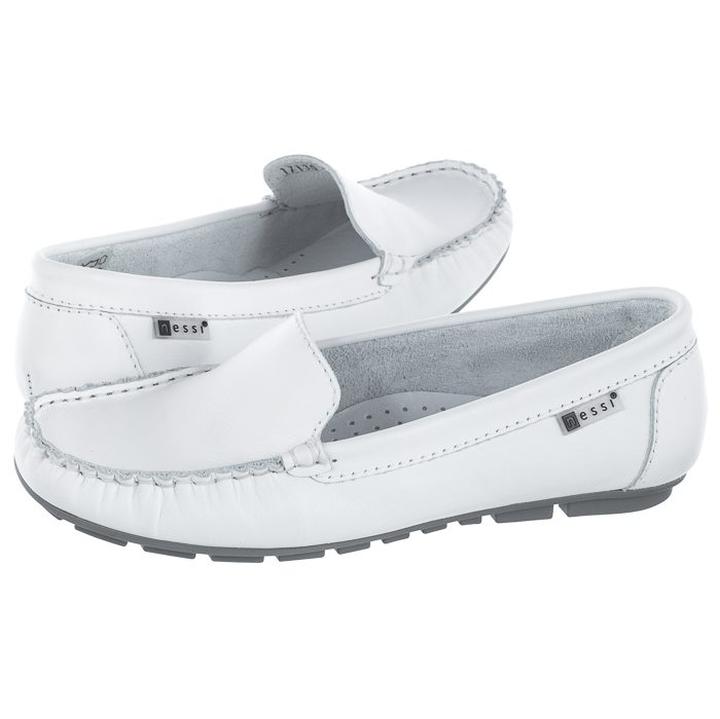 Odkryj stylizacje z białymi mokasynami damskimi, które zachwycą niejedną fashionistkę