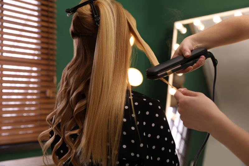 Perfekcyjne loki prostownicą – odkryj sekrety udanego stylizacji i unikaj typowych błędów