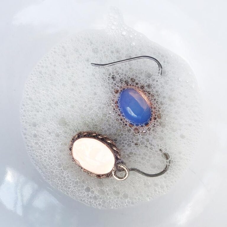 Skuteczne metody na czyszczenie złotej biżuterii – odkryj tajemnice pielęgnacji!