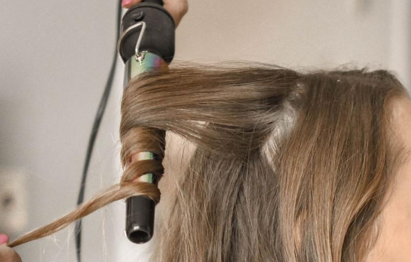 Techniki kręcenia włosów krok po kroku