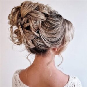 Fryzury, które skutecznie dodają objętości małej szczupłej twarzy