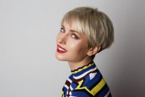 Jak dobrać fryzurę pixie cut do kształtu twarzy? Sprawdź, czy to styl dla Ciebie!