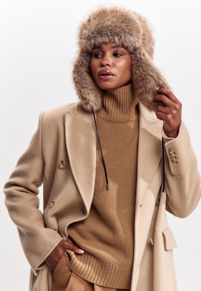 Jak dobrać czapkę do brązowego płaszcza