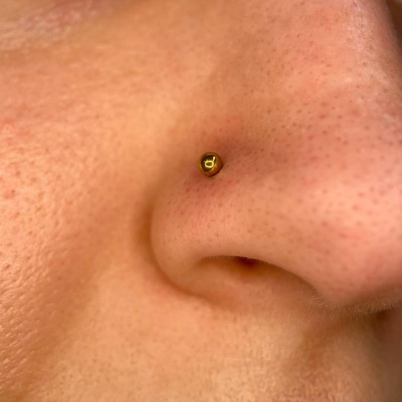 Moda i stylizacje z piercingiem nosa