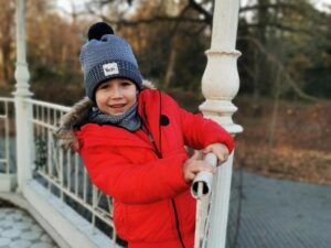 Czapka do czerwonej kurtki – jak wybrać idealny dodatek, by wyglądać stylowo?