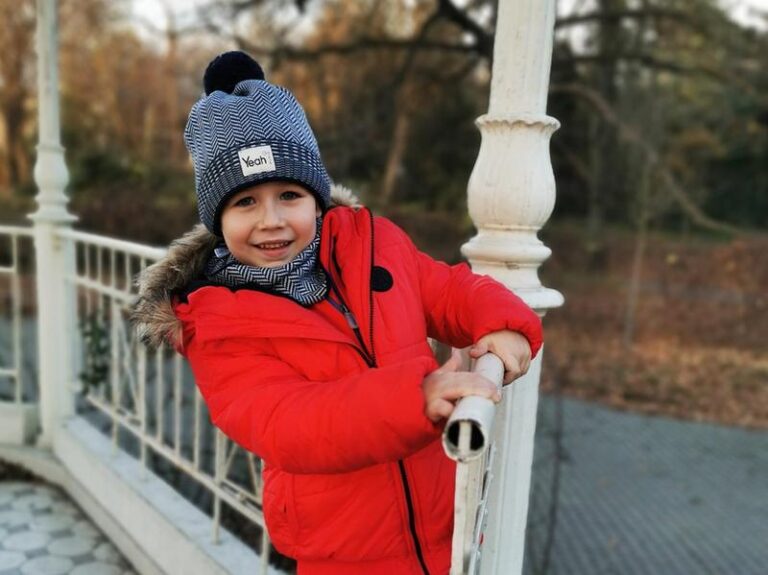 Czapka do czerwonej kurtki – jak wybrać idealny dodatek, by wyglądać stylowo?