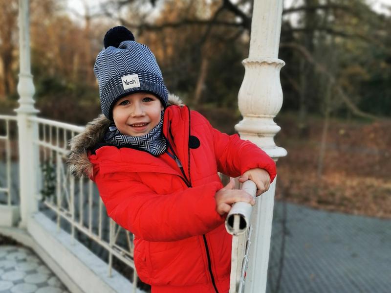 Czapka do czerwonej kurtki – jak wybrać idealny dodatek, by wyglądać stylowo?