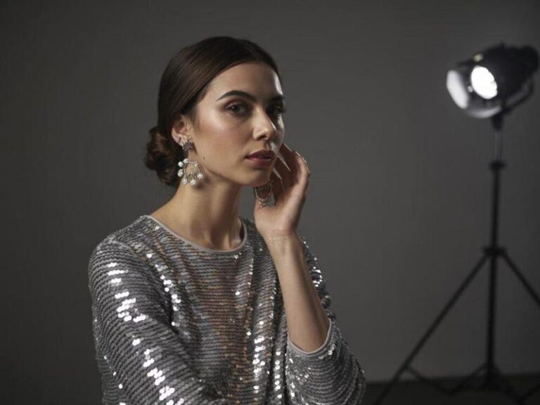 Jak dobrać idealne kolczyki do cekinowej sukienki?