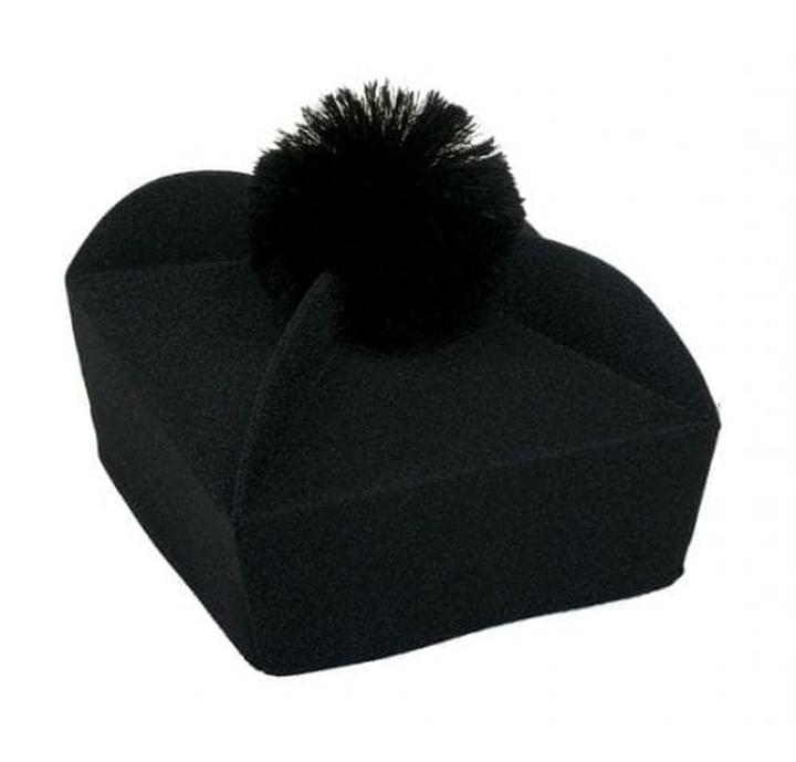 Czapka księdza w kulturze