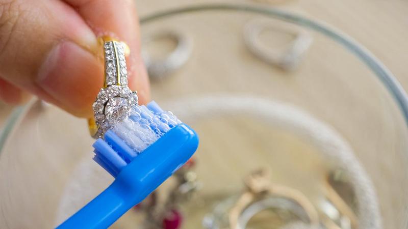 Czyszczenie sztucznej biżuterii