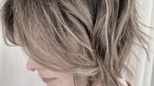 Jak znaleźć idealną fryzurę, która podkreśli Twoje atuty i zatuszuje mankamenty?