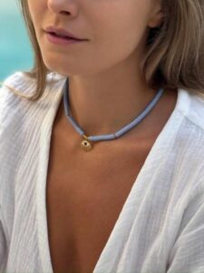 Choker – co to jest i jak nosić go z klasą?