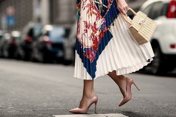 Spódnice plisowane – dla kogo i jak je modnie stylizować?